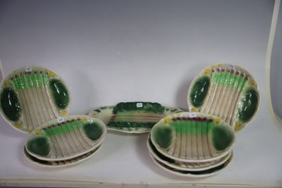 trois bols et deux chaises posés sur une table
