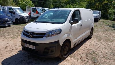 la photo d'une camionnette blanche garée sur un parking