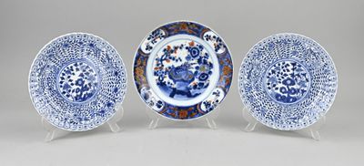 trois assiettes bleues et blanches ornées de motifs floraux