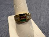 une image d'une bague en or ornée de pierres multicolores