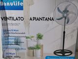 La boîte du ventilateur est posée sur la table, à côté de la plante.