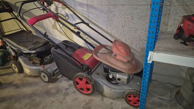 une tondeuse à gazon qui se trouve dans le garage