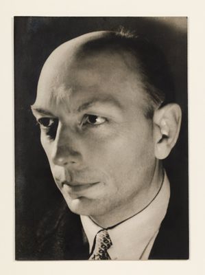 photographie en noir et blanc d'un homme en costume-cravate