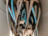 une boîte en carton contenant un tas de vieilles chaussures
