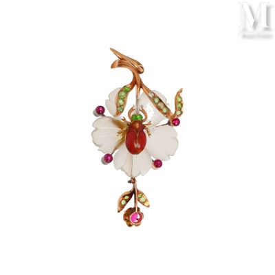 un gros plan d'une broche ornée de fleurs et de feuilles