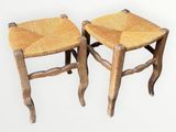 une paire de tabourets en bois avec des assises en osier, sur fond blanc