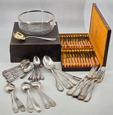 METAL ARGENTE. Réunion comprenant : -Ensemble de 12 fourchet…