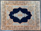 un tapis persan ancien, avec une bordure bleue et un motif en médaillon