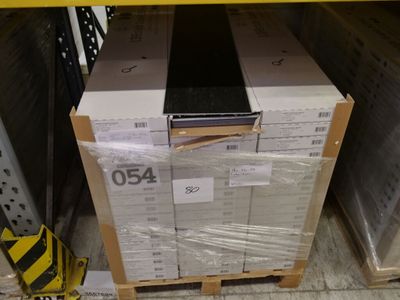 une pile de boîtes empilées les unes sur les autres