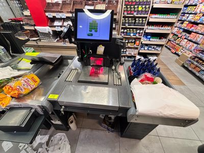 une photo d'une caisse enregistreuse dans une épicerie