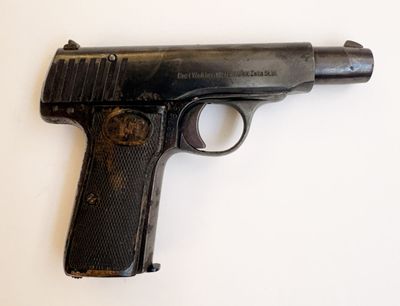 un vieux fusil sur une surface blanche avec un fond blanc