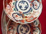 deux assiettes aux motifs différents sont empilées l'une sur l'autre