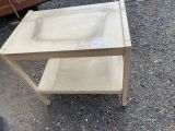 une table avec un plateau en verre