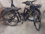 deux vélos garés l'un à côté de l'autre sur un parking