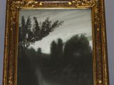 une image représentant un tableau accroché au mur à côté d'un miroir