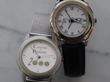 deux montres posées sur une surface en marbre