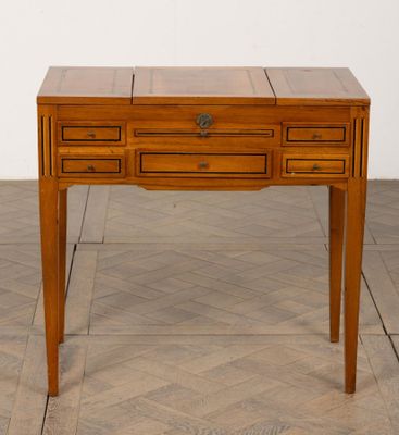un petit bureau en bois muni de deux tiroirs