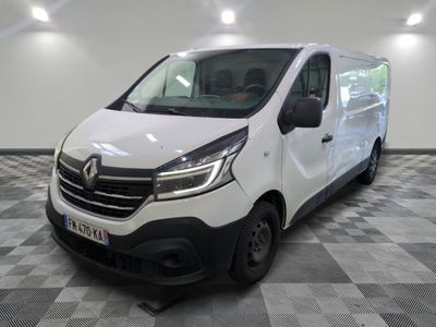 la camionnette blanche est garée dans une grande pièce au sol en damier