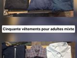 des vêtements pour hommes exposés dans un magasin, accompagnés de la mention « cinquante vêtements pour adultes mixtes »