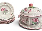 deux assiettes et un bol décorés de fleurs