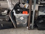 beaucoup d'objets posés sur le sol