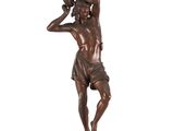 statue en bronze représentant un homme tenant un oiseau dans la main