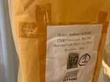un sac de provisions posé sur un plan de travail à côté d'un réfrigérateur