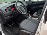 l'intérieur d'une voiture avec la porte ouverte et le siège du conducteur abaissé