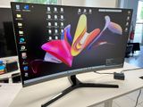 un écran d'ordinateur posé sur un bureau avec un clavier et une souris