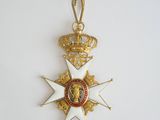 Gros plan sur une médaille surmontée d'une couronne