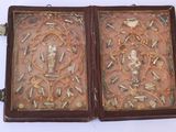 un étui marron sur lequel figure l'image d'un homme et d'une femme