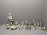 de nombreuses figurines posées sur une table