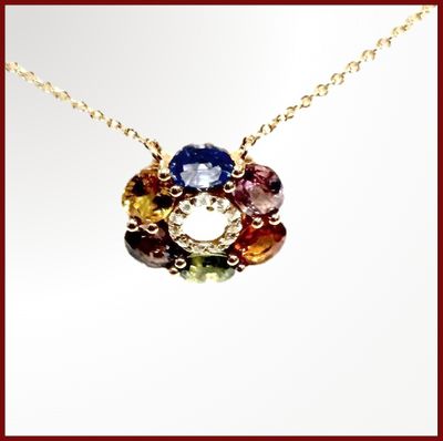 collier avec des pierres multicolores et une chaîne en or sur fond blanc