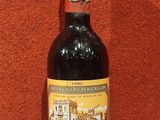 une bouteille de vin posée sur une table