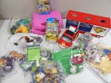 beaucoup de jouets sur la table