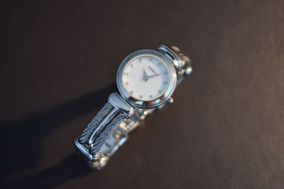 gros plan d'une montre-bracelet sur une table