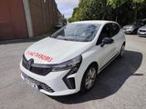 la photo d'une voiture blanche garée dans un parking