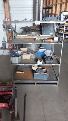 un établi sur lequel sont posés de nombreux outils, dans un garage