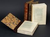 trois livres sont empilés sur une table