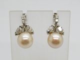une paire de boucles d'oreilles en perles et diamants