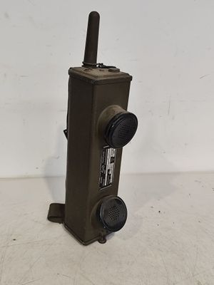 une radio posée sur une table