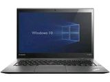 l'ordinateur portable est ouvert sur un fond blanc, avec le logo Windows 10