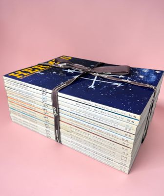 une pile de livres « Star Wars » sur fond rose