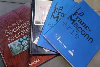 Manette de catalogues de musées régionaux et ouvrages sur la…