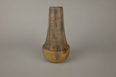 un petit vase posé sur une table