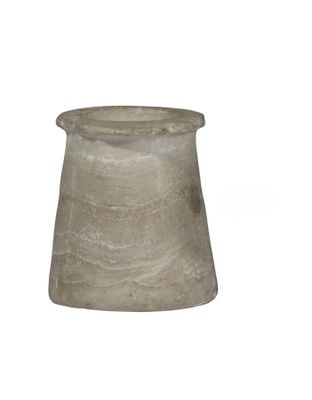 une image représentant un vase en pierre sur fond blanc