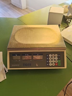une image représentant une balance posée sur une table dans une pièce