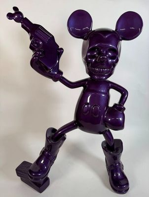 figurine violette de Mickey Mouse tenant un pistolet dans la main droite
