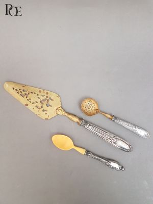 trois types différents de couverts sur une table