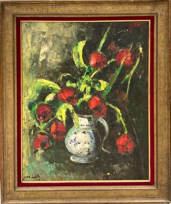 tableau représentant des tulipes rouges dans un vase blanc posé sur une table